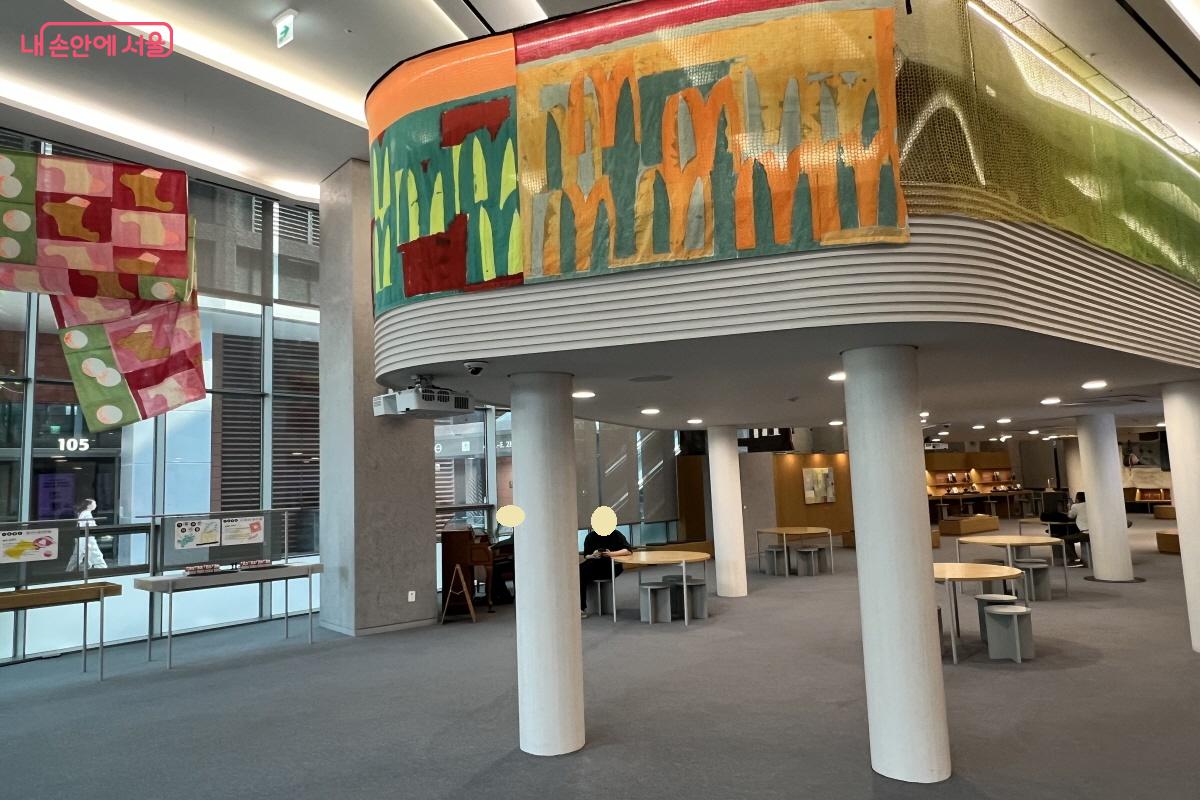 라운지 곳곳에서 계절감이 느껴지는 최경주 작가의 작품을 만난다. ©박지영