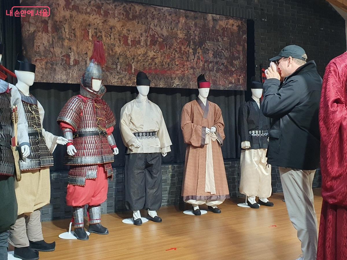 고구려 시대 벽화를 고증해 제작한 한복을 관람 중인 외국인 관람객 ©엄윤주