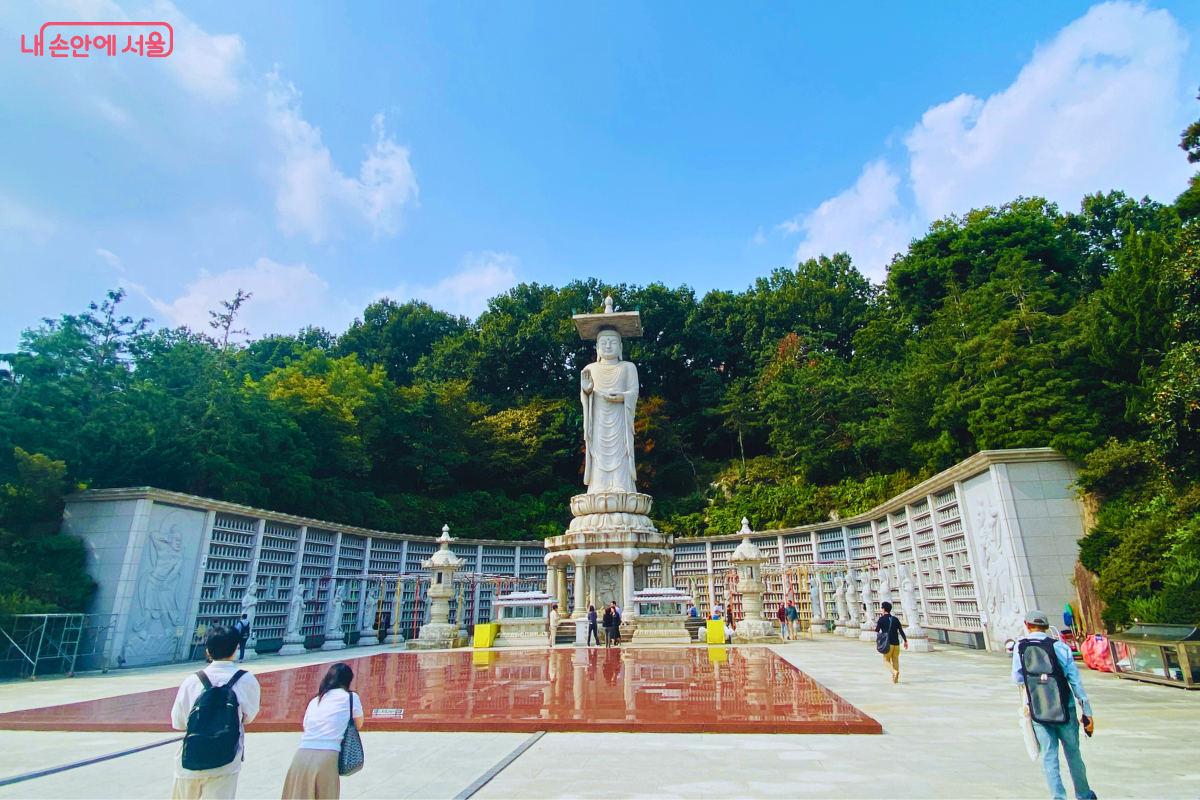 봉은사 미륵대불 광장 전경으로 웅장한 미륵대불이 솟아 있다. &copy;양정화