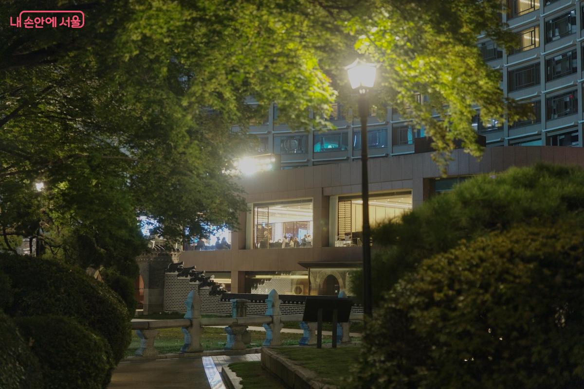 황궁우를 찾아 올라오면 조선호텔의 야경도 감상할 수 있다. ©임중빈