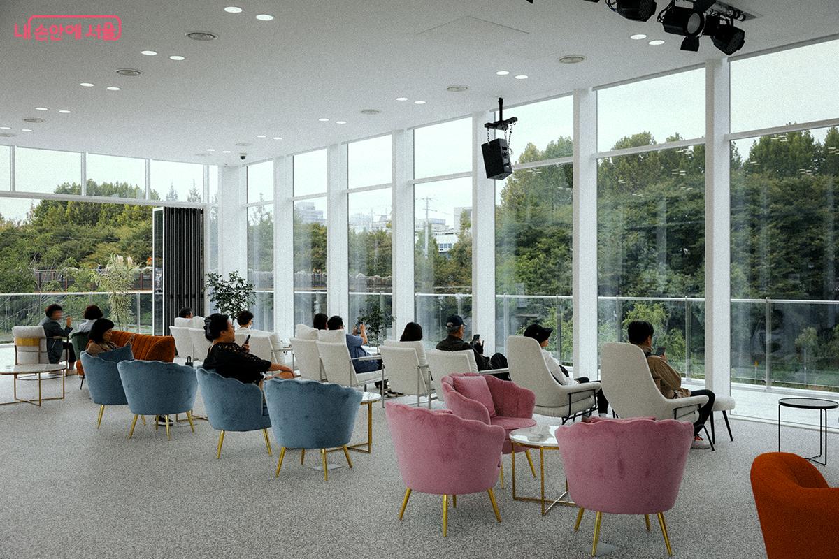 1층에 마련된 의자에서 잠시 쉬어가는 시민들을 만날 수 있다. ©김아름