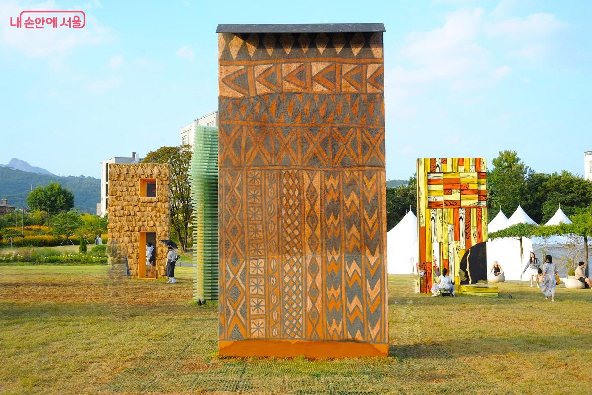 서로 다른 문화가 만나는 지점에서 새로운 상상과 연대를 제안하는 바포상 알렘푸아 & 아세타 이도고 작 ‘손의 말’ ⓒ조수봉