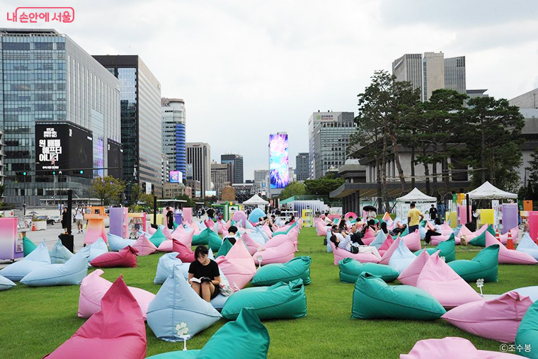 ‘광화문 책마당’에 빈백이 설치돼 쉬거나 독서를 할 수 있다.
