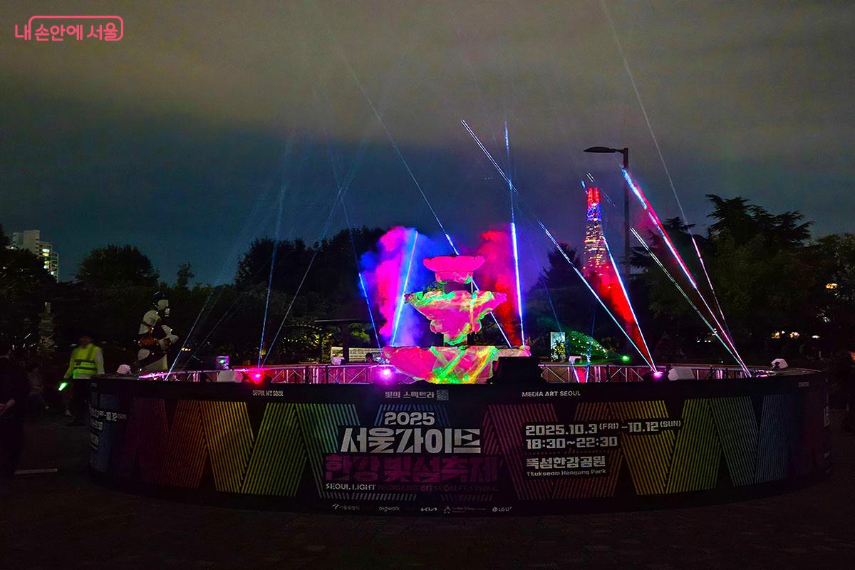 장미꽃과 정원을 형상화한 크리에이티브 합의 레이저아트 작품 <루미나 로즈> ©이정민