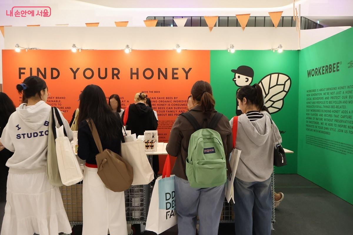 '낭만적 실용주의자' 존, 꿀벌처럼 부지런히 좋은 원료를 탐색한다는 수제 꿀 브랜드, Workerbee ©이봉덕