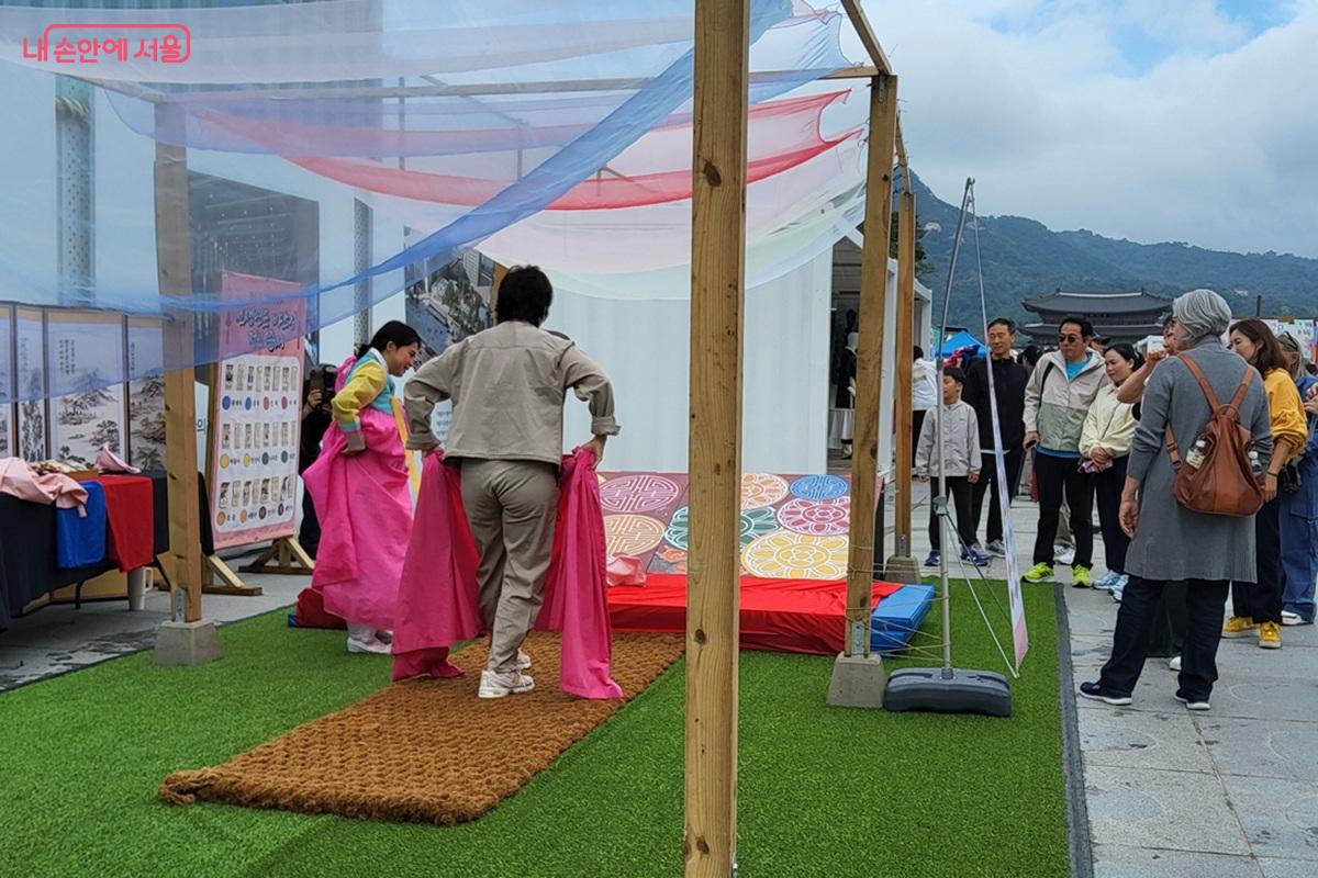 누구나 즐길 수 있는 오락 프로그램에 참여하고 있는 방문객들 ©이상돈