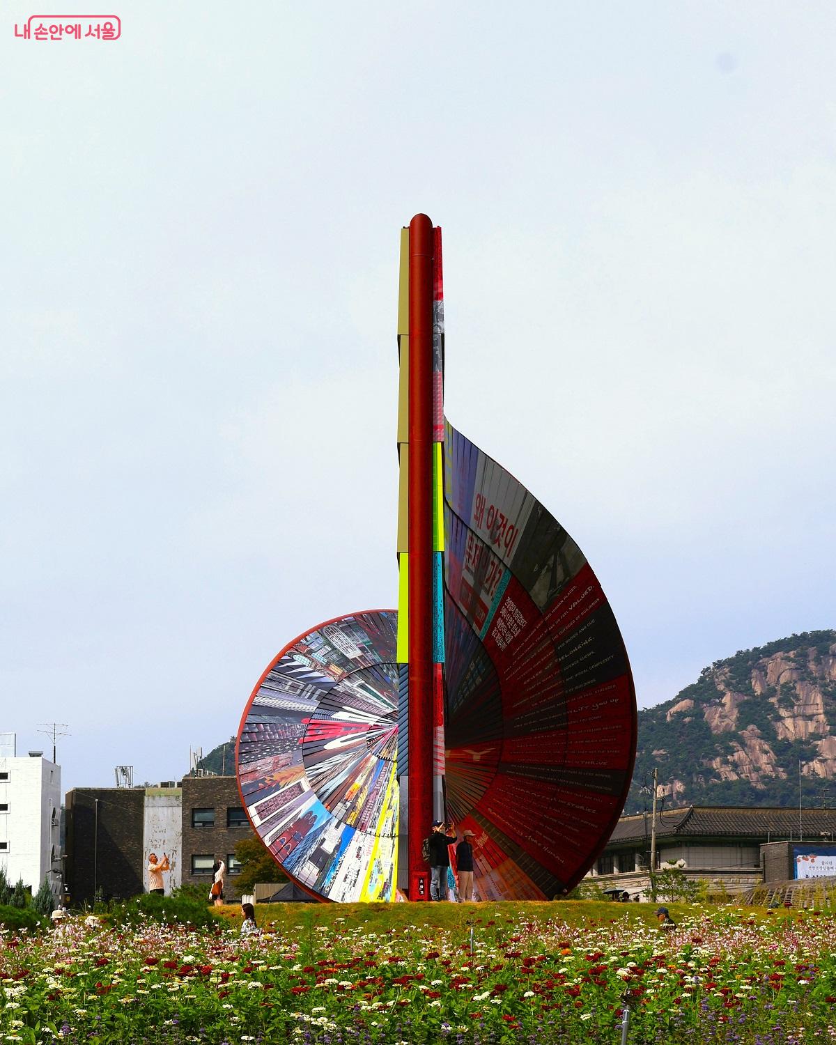 작품 <휴머나이트 월> 측면 모습. 정면, 후면과는 다른 색다른 분위기를 느낄 수 있다. ©이봉덕