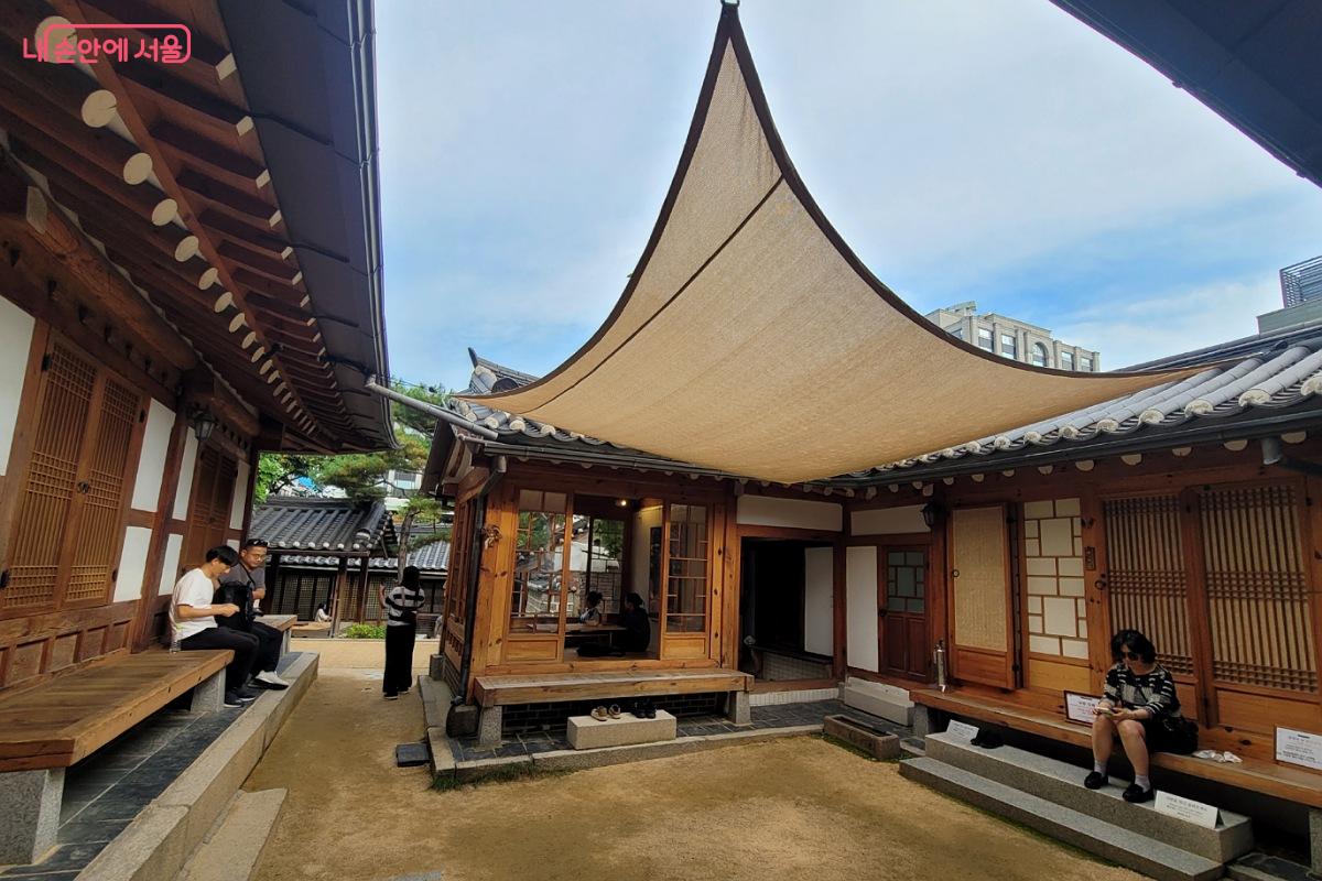 한층 높아진 가을 하늘과 한옥의 처마가 멋스럽게 어울리는 북촌문화센터 내부 ©박미선