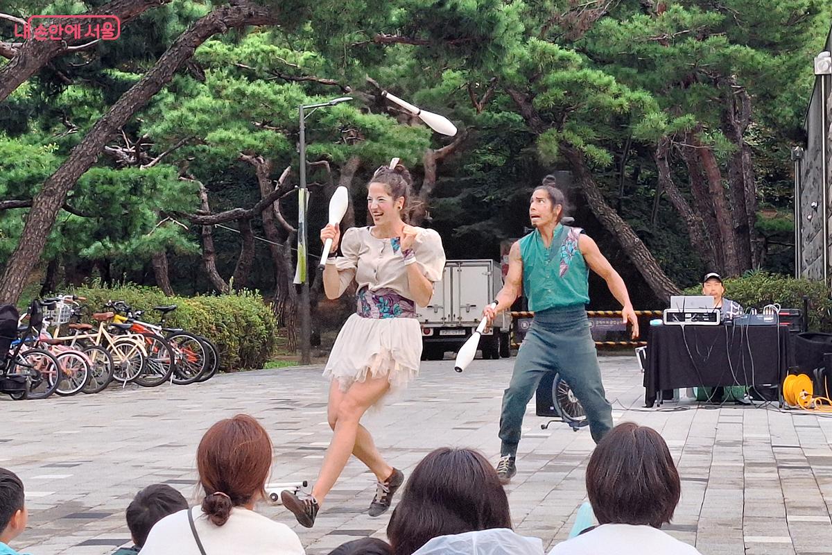 크리스티안, 클라우디아 부부의 환상적인 호흡이 빛나는 볼링핀 저글링 ©정향선