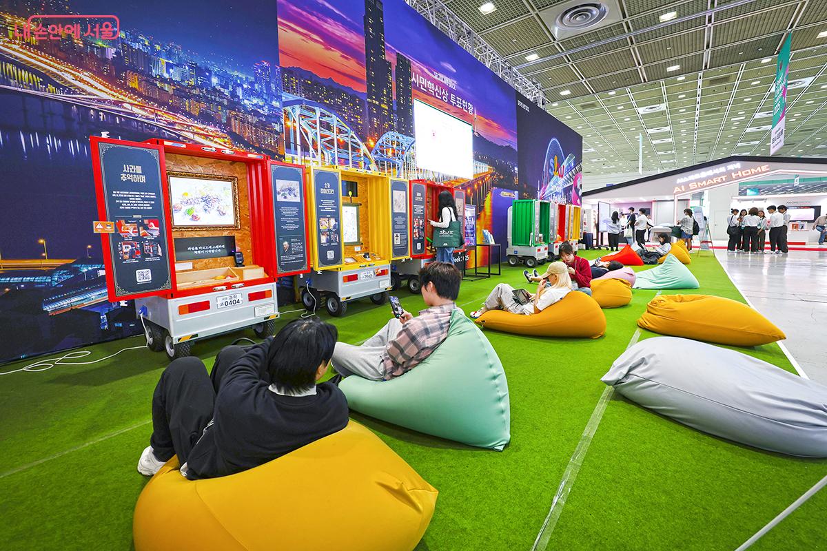 휴게존에서 여유롭게 휴식을 취하는 시민들을 만날 수 있다. ©김주연