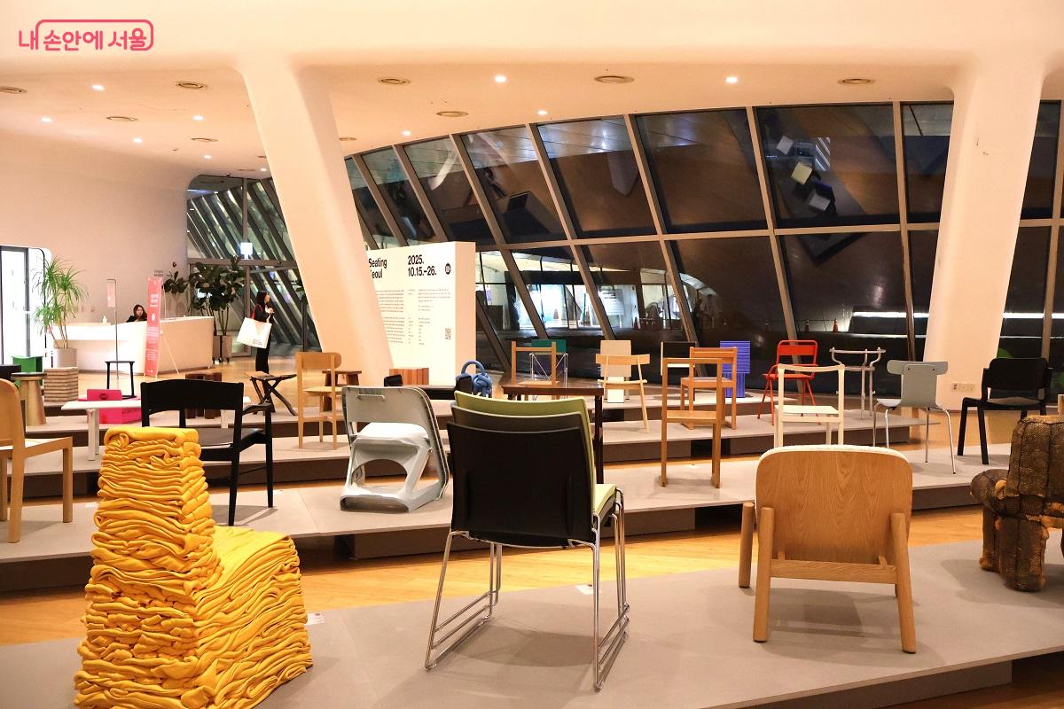 서울에 디자인된 의자를 아카이빙하는 프로젝트, 서울시팅 특별전 ©이봉덕