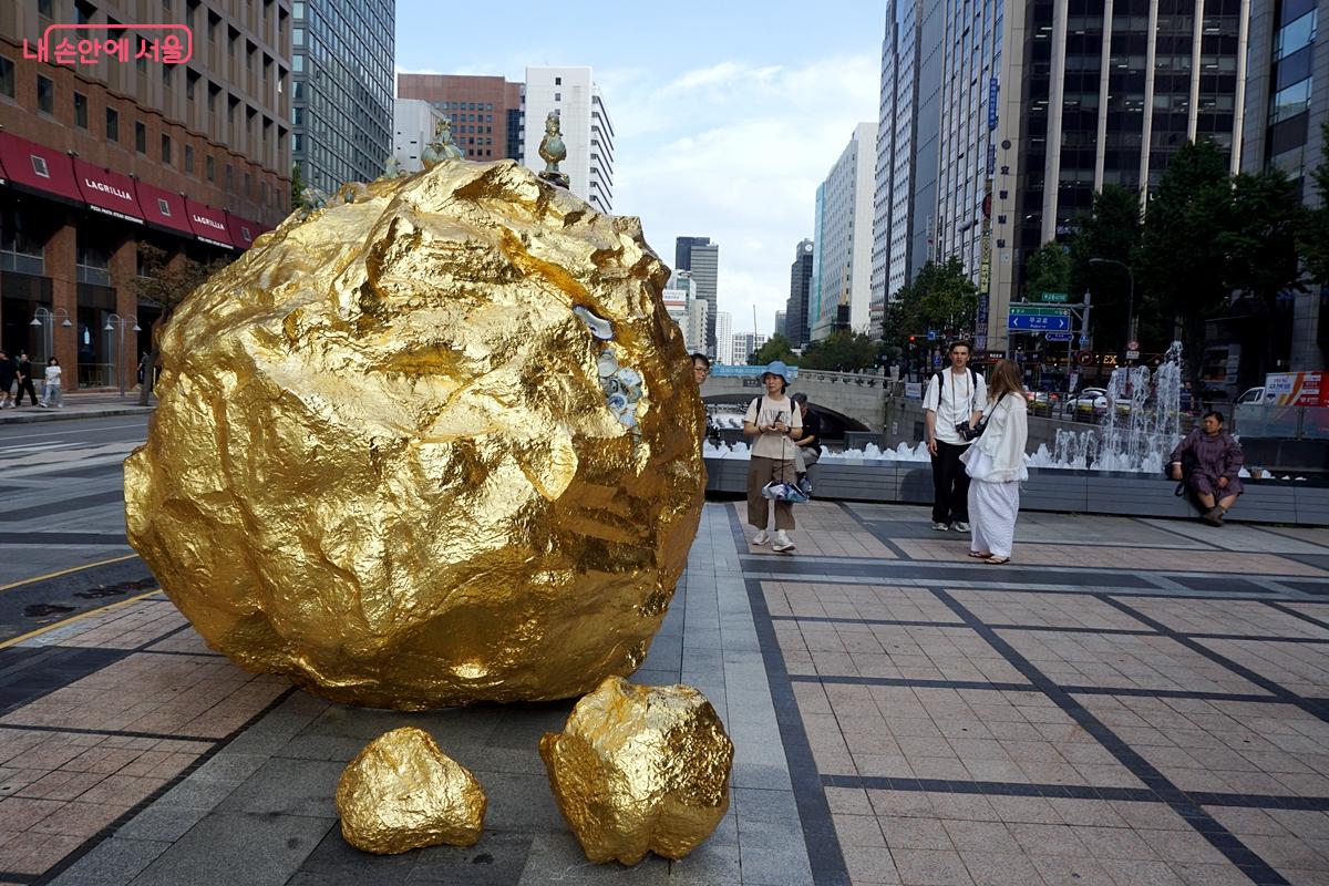 청계천에 나타난 작품 '그곳에 있었다_청계천 2025' ©김윤경