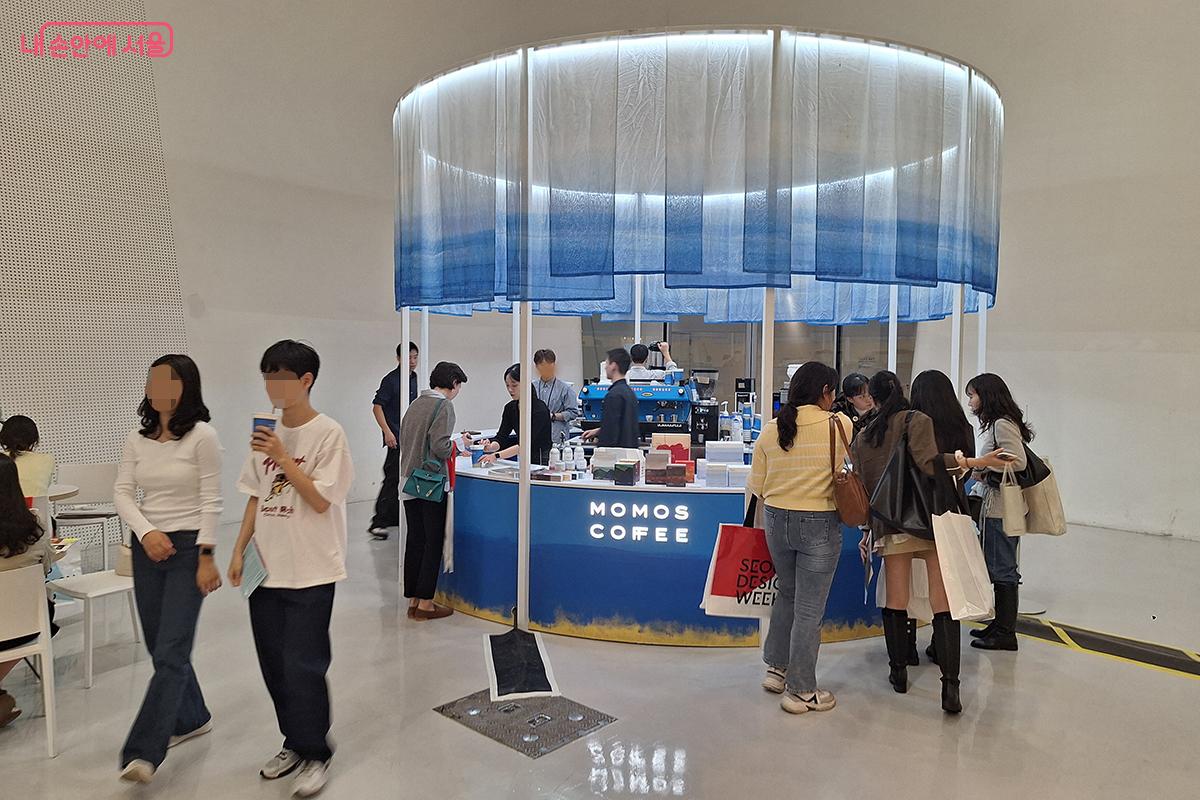 '모모스커피'는 스페셜한 커피와 모던한 느낌으로 매장을 찾는 모든 사람에게 행복을 느끼게 한다는 모토를 가지고 있다. ©이혜숙