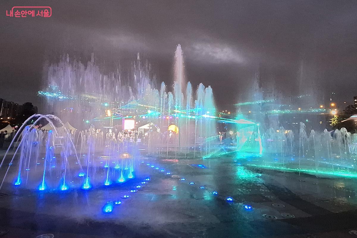 소리와 빛이 분수와 함께 어우러져 만드는 다채로운 서사들은 가을밤을 시원하게 적시며 잊혀지지 않을 감동을 선사한다.