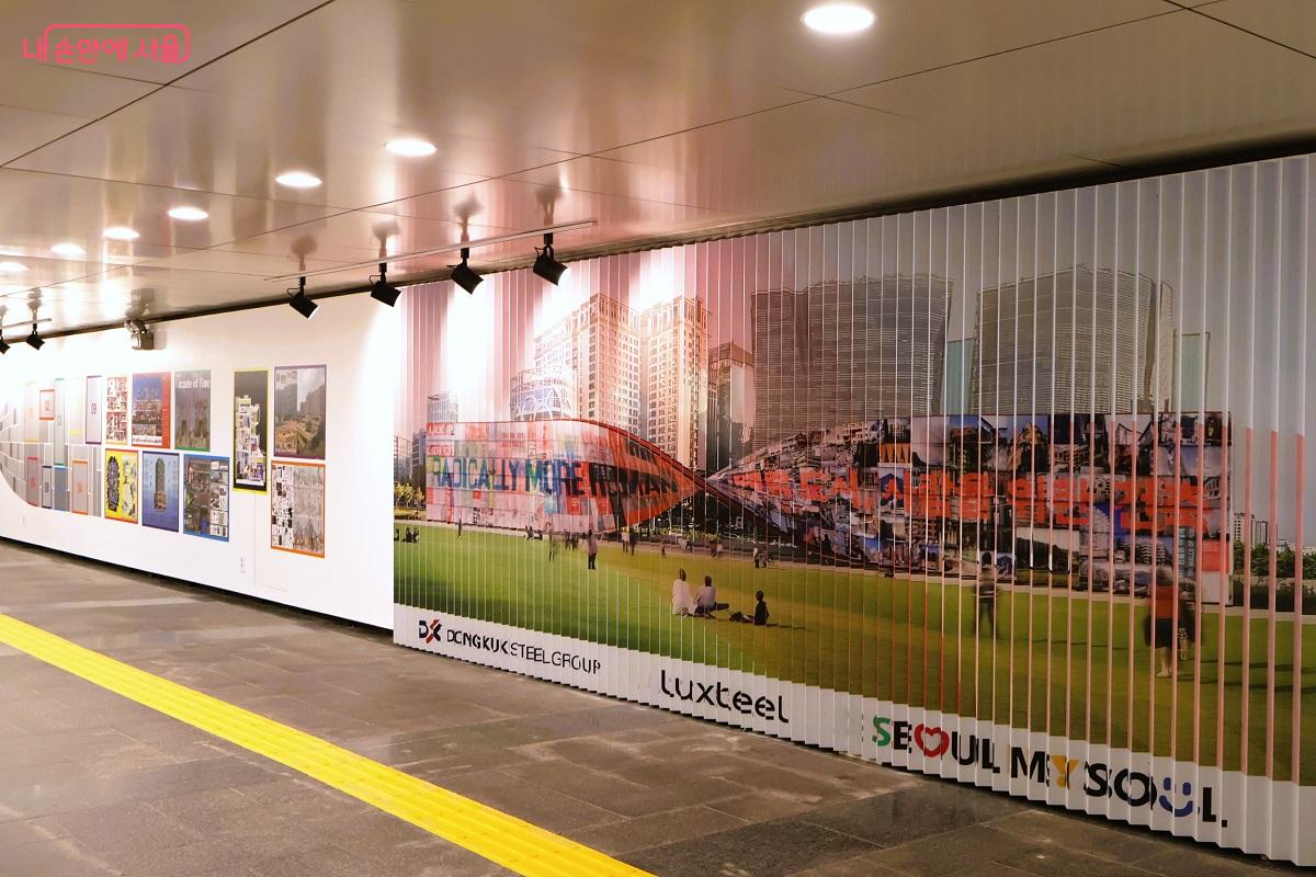 주제전, 창작 커뮤니티 프로젝트 전시가 열리고 있는 아워갤러리. 9팀의 창작 커뮤니티는 1,000여 명의 서울 시민과 협력해 보다 인간적인 건축, 사람을 위한 도시를 상상하며 공동 작품을 만들었다. ©이봉덕