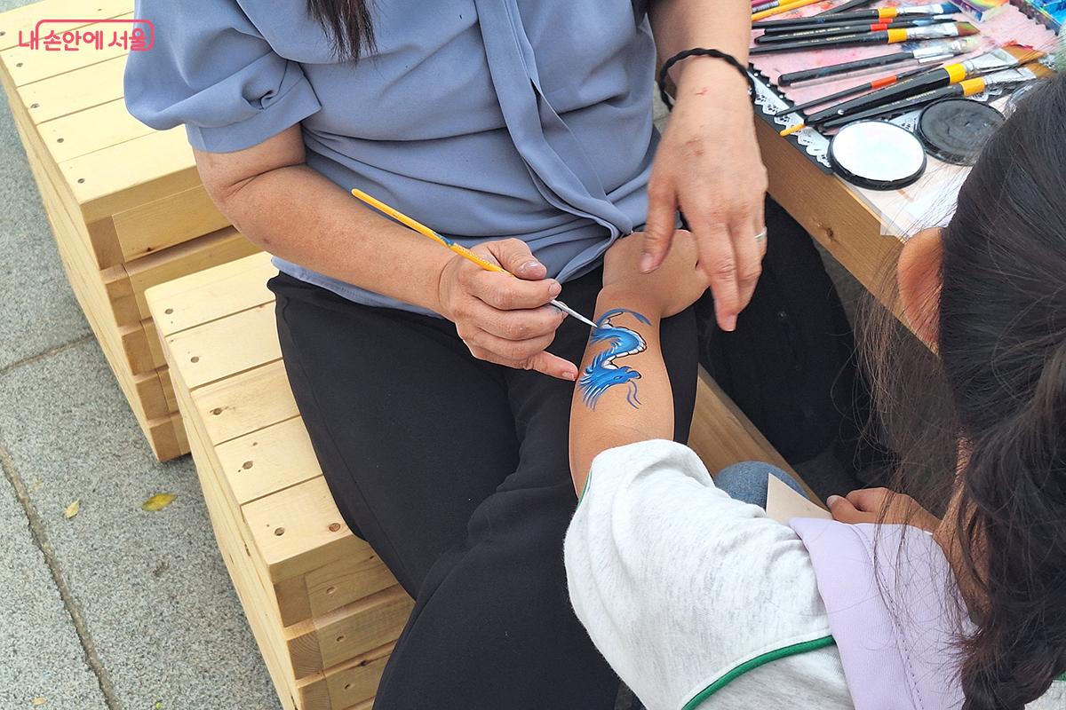 자원봉사자들이 다양한 캐릭터를 그려준 '우리글 그림 화장' 부스 ©백승훈