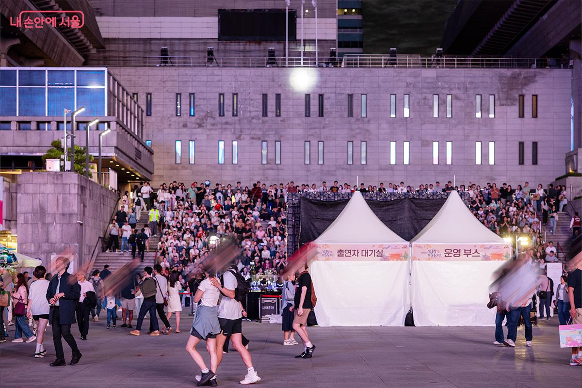 광화문광장 계단과 광장을 가득 채운 시민들. ⓒ장신자