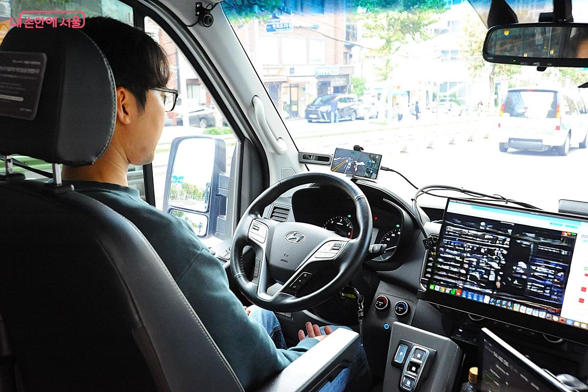 자율주행 중인 버스의 운전석 모습 ©조수봉