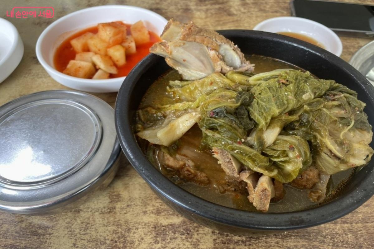 일등식당의 대표 메뉴인 뼈해장국 ©노윤지