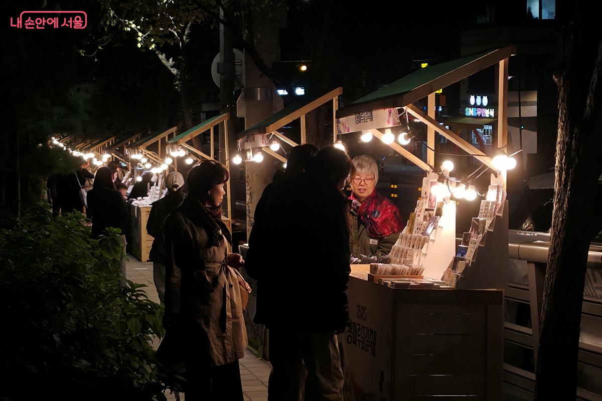 축제장의 밤 풍경은 낮과는 또 다른 매력을 자랑한다. &copy;장승철