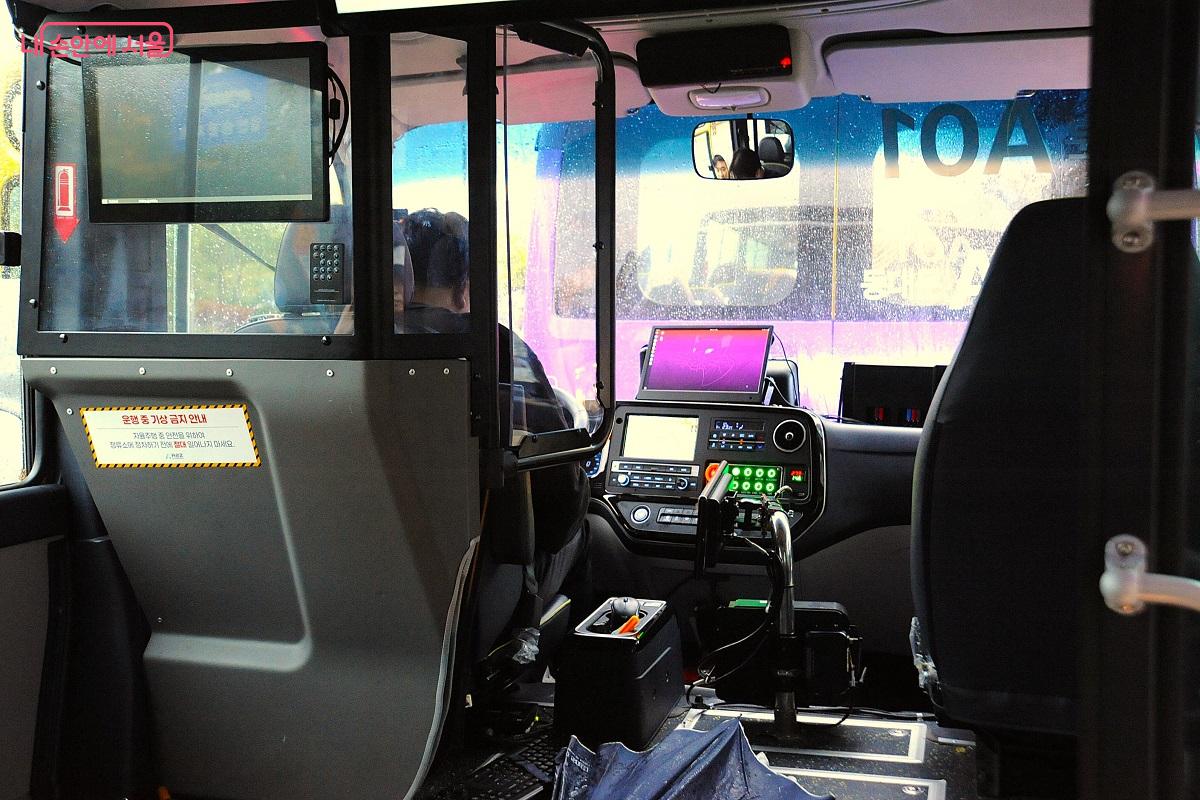 여러 가지 자율주행 기기가 설치된 운전석 ©조수봉