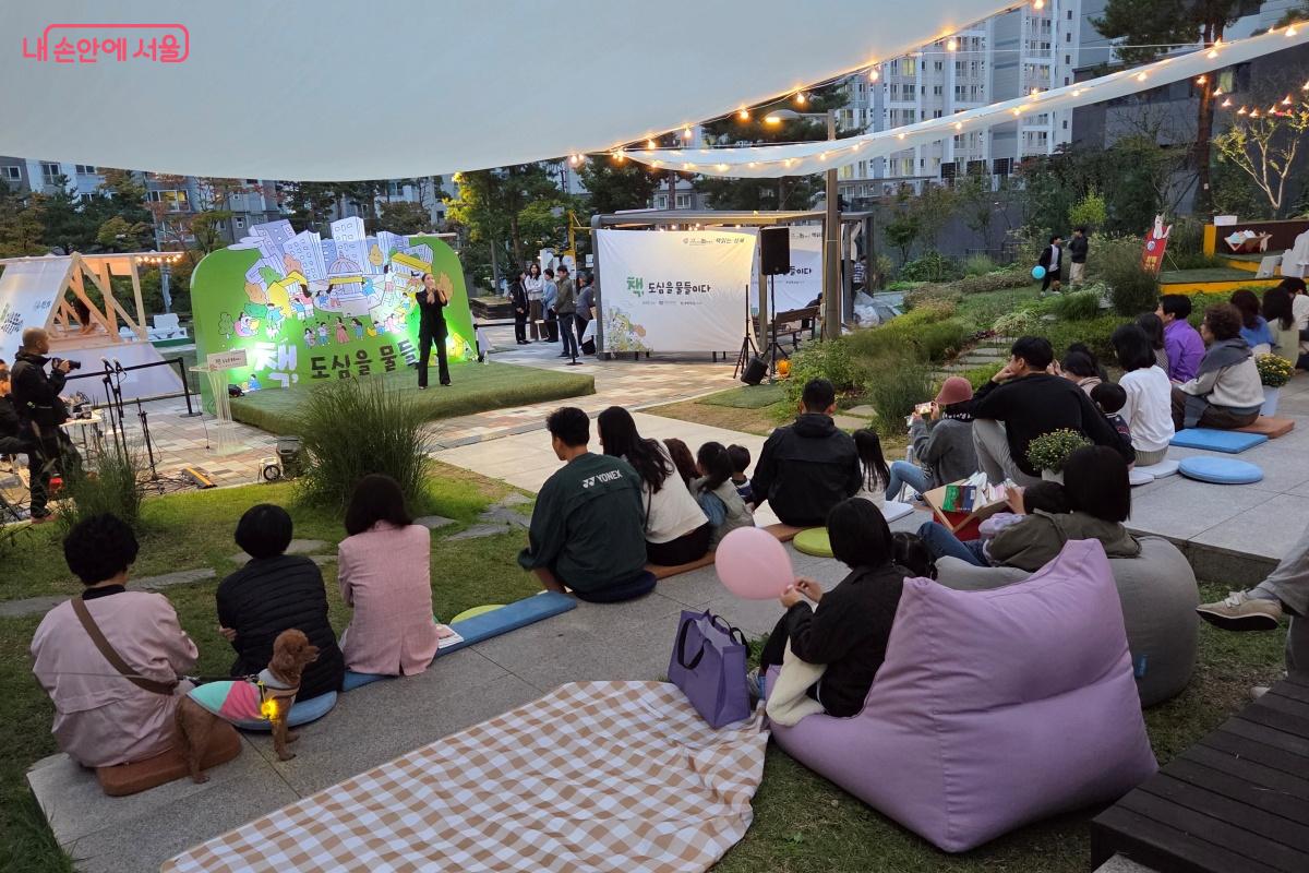 공원을 방문한 시민들은 음악으로, 책으로 가을을 만끽하고 있다. ©김미선