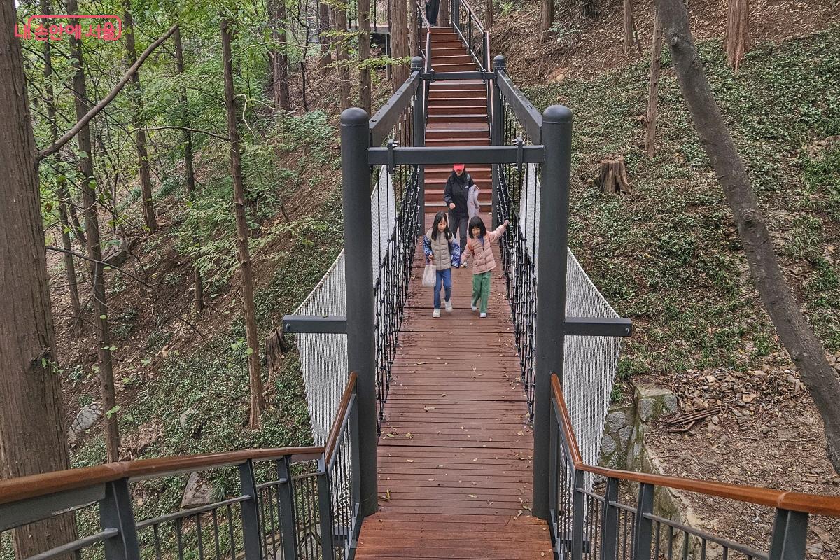 모험전망다리를 처음엔 무서워 하던 시민도 금세 흥미로워 한다. ©이선미