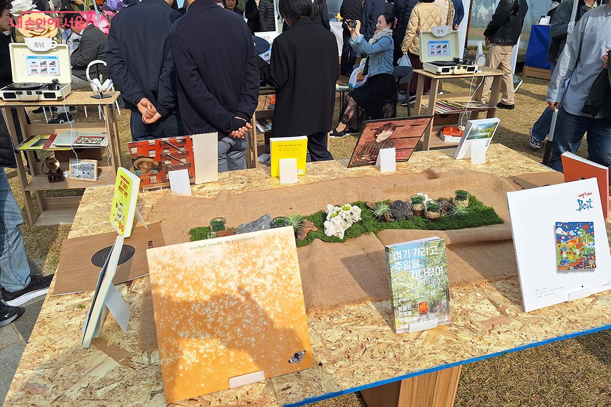 서울시 관련 책자들도 함께 전시, 판매되어 시민들의 큰 호응을 얻었다. ©백승훈