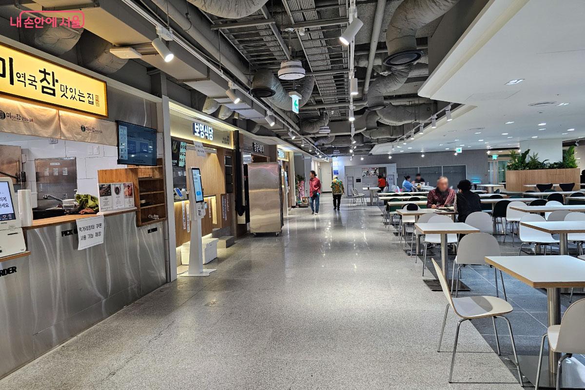  지하에 운영 중인 상점가 ©홍혜수 