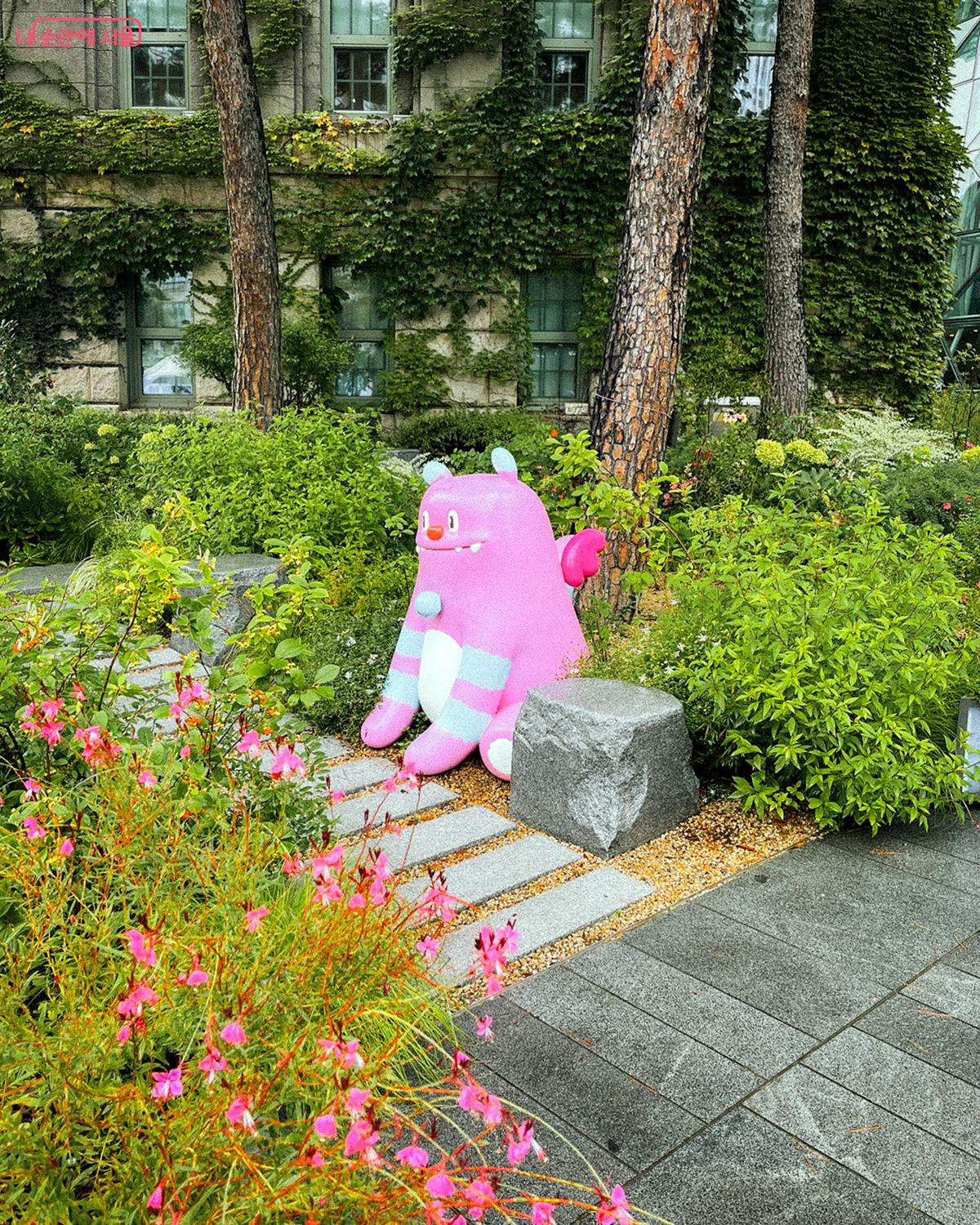 서울시청 본관 청사 앞 정원에는 서울시 캐릭터 해치 포토존이 있다. ©김아름