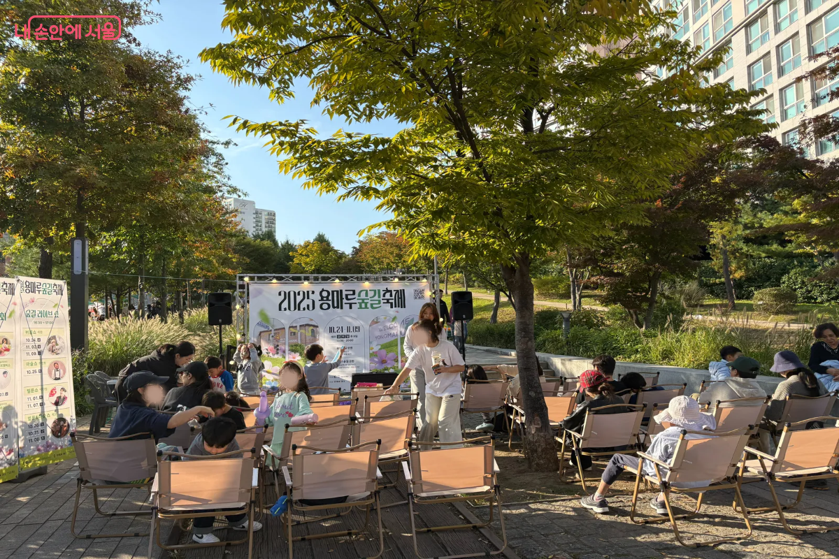 숲길 음악회의 시작을 기다리고 있는 시민들 ⓒ이혜린