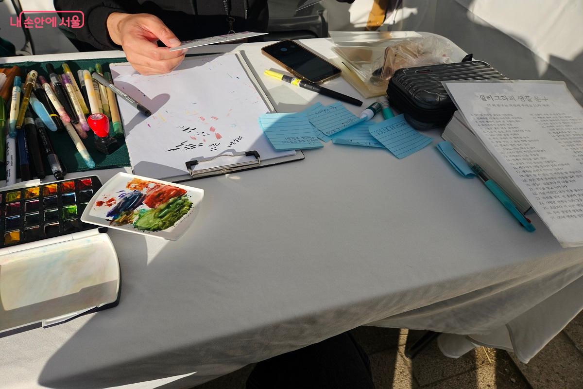 원하는 문구를 정하면 캘리그래피를 써 준다. ©김진호