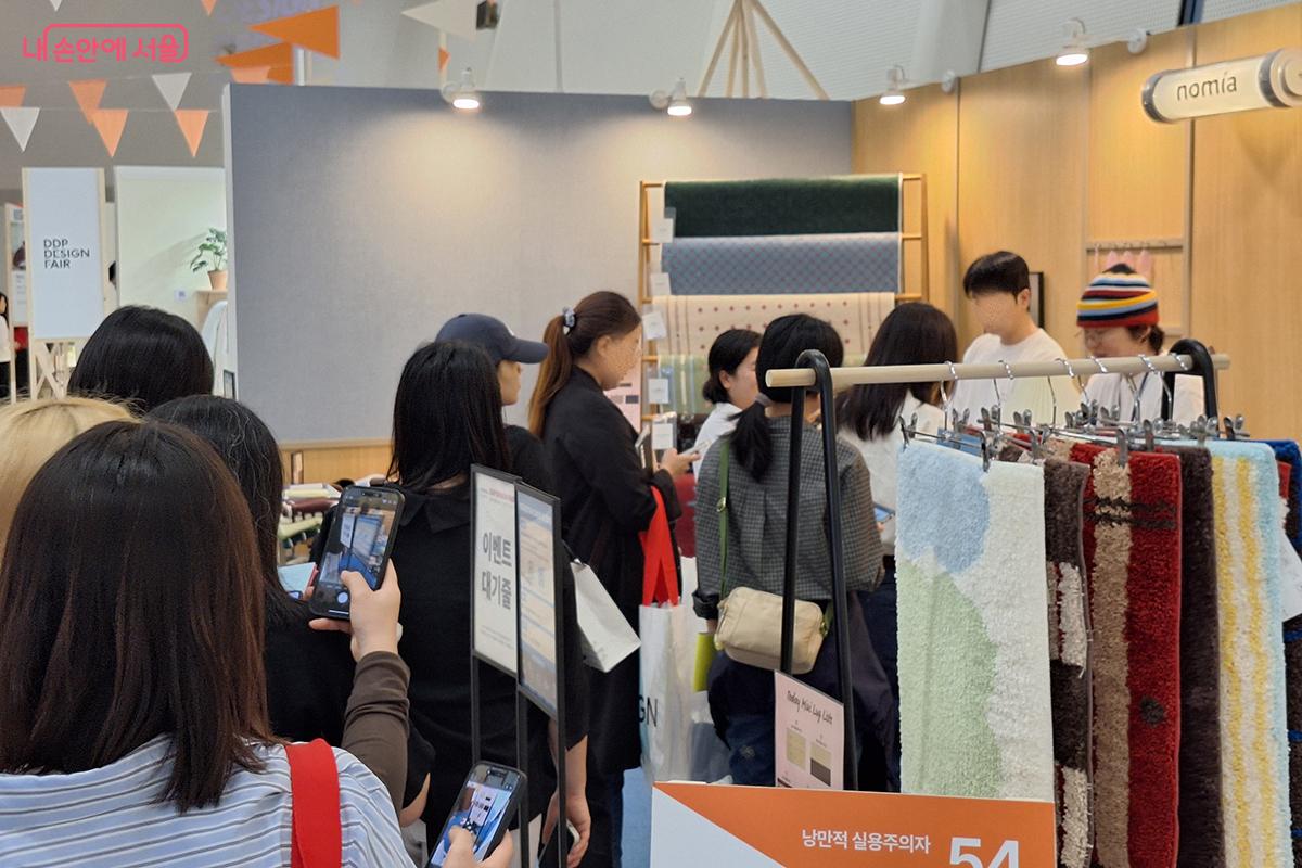 '노미아(nomia)'는 공간의 가치를 아는 소비자를 위해 한 장의 러그로 최고의 편안함과 만족감을 선사한다. 