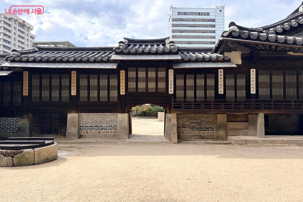 운현궁의 이로당 뒷마당 ©이종빈