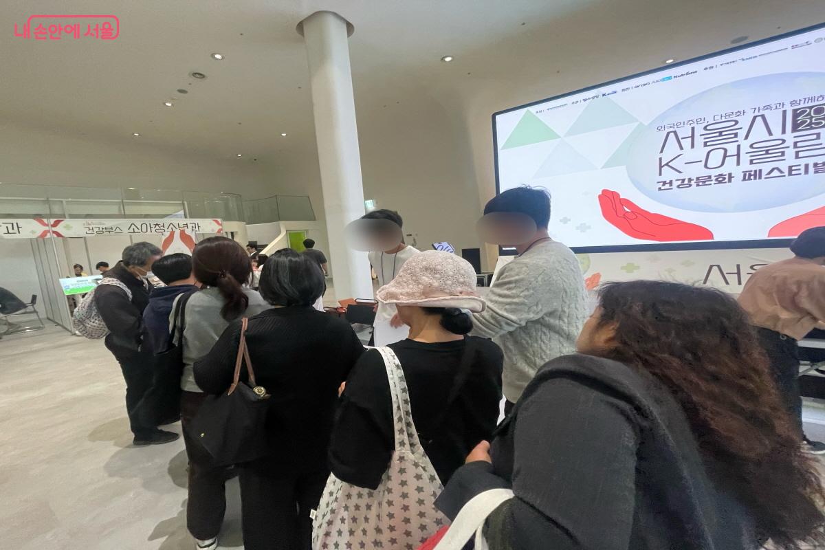 전통문화·건강상식 퀴즈 참여를 위해 기다리는 시간도 즐거운 내외국인들 ⓒ이정민