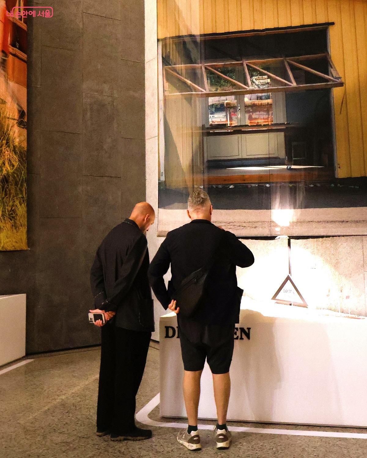 전시관을 찾은 많은 관람객들이 흥미롭게 전시 관람에 몰두하고 있다. ©이봉덕