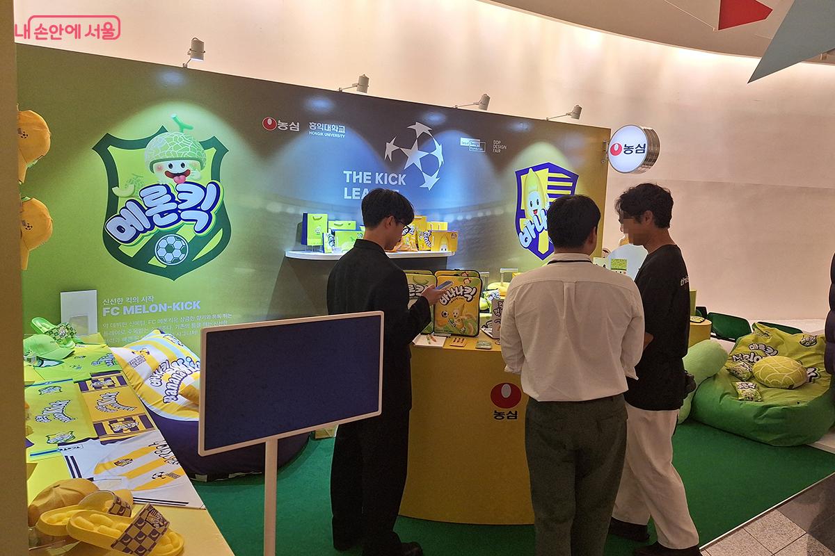 농심과 홍익대 산업미술대학원은 바나나킥과 메론킥 제품을 이용해 '세대통합 캠페인'을 펼친다. ©이혜숙