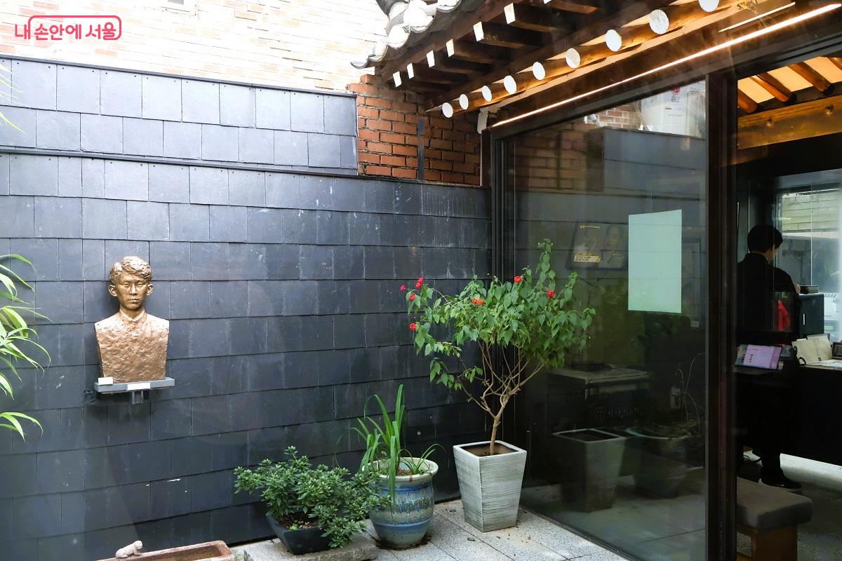 과거(한옥)와 현재(현대적 건축요소)가 공존하는 건축 구조를 보여주고 있다. ©이봉덕