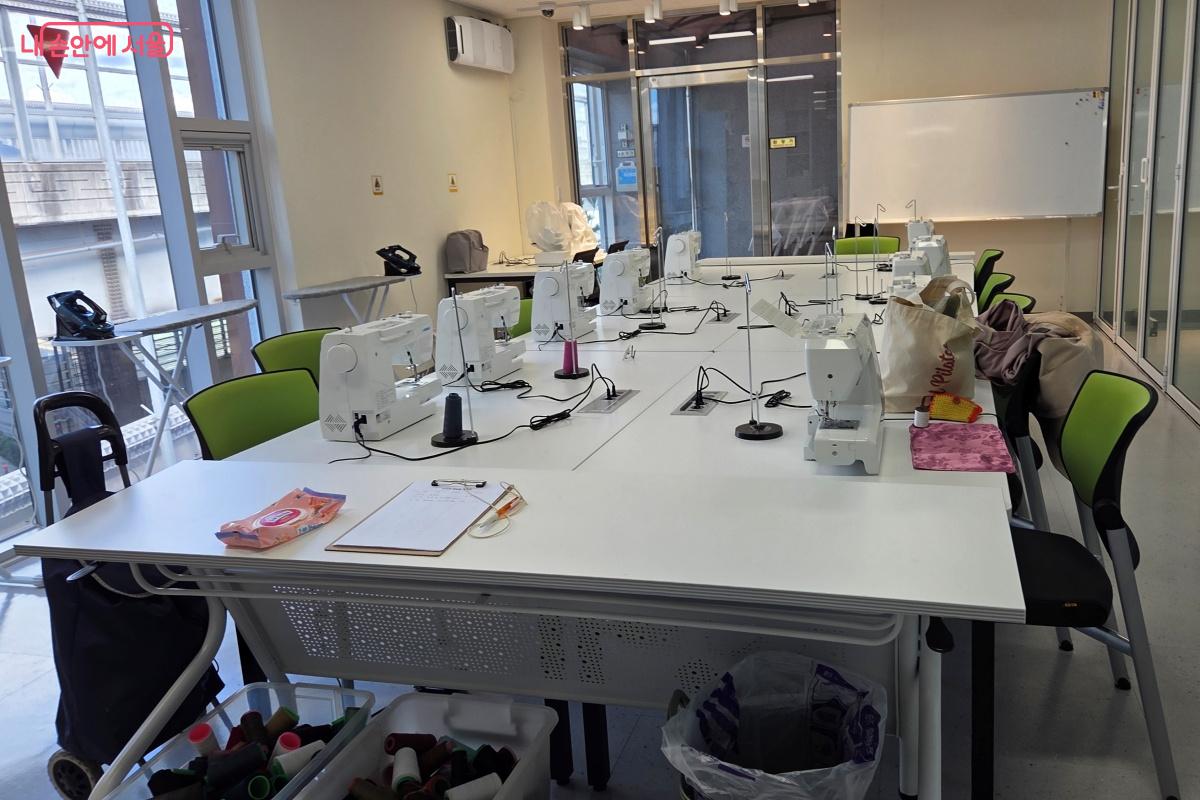 재봉틀이 있는 교육장에서 의류 수선 교실 등을 진행한다. ©김미선