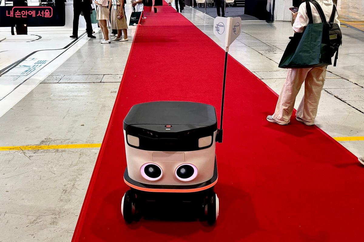 음식 배달하는 AI 로봇 ⓒ임수영