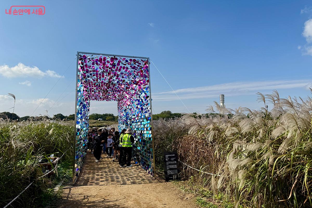 정지연 작가의 <생명의 숲>. 시민의 소망이 더해져 완성되는 소원길이다. ©김미정