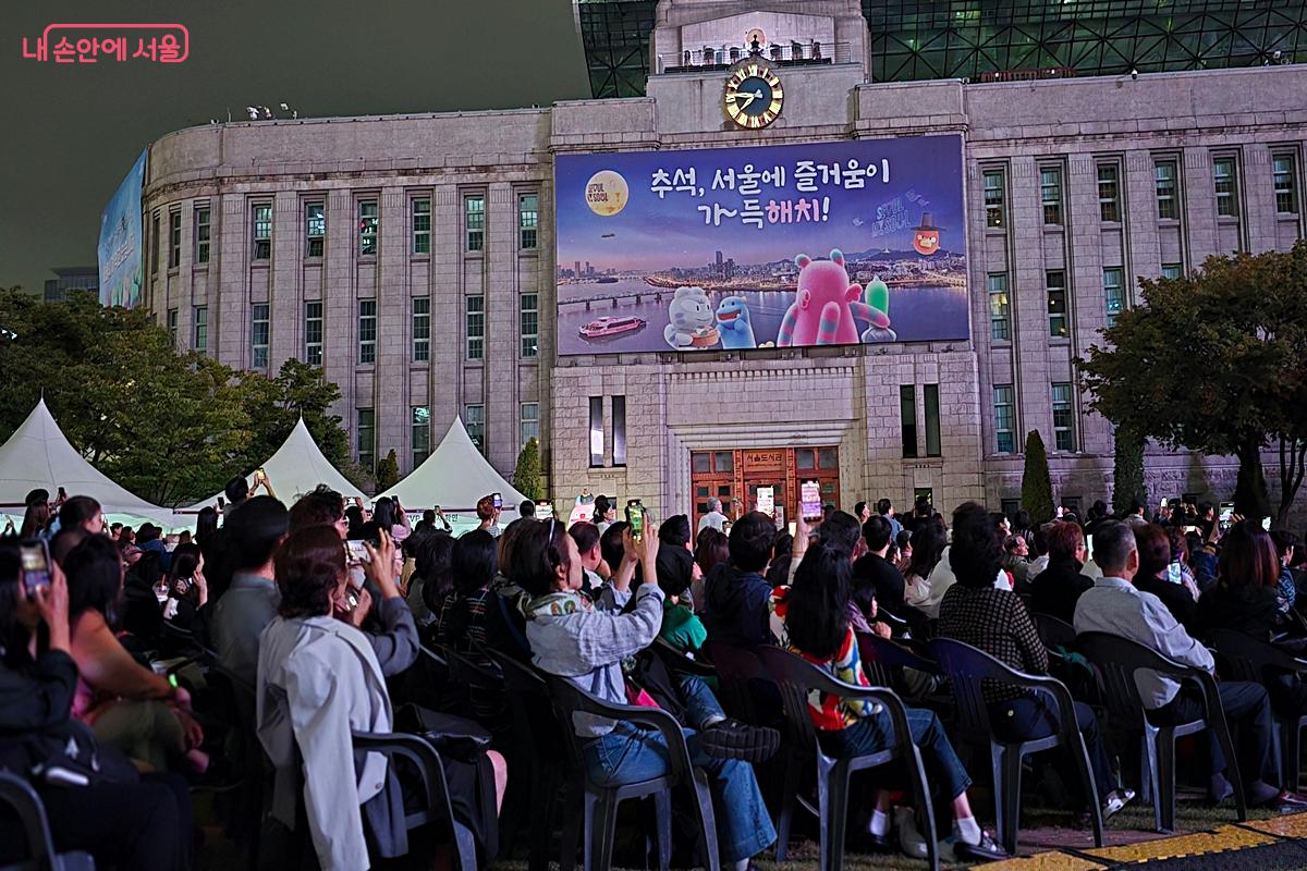 소리가 들리는 곳을 보며 모두 카메라를 들고 찍기 시작했다. &copy;김윤경