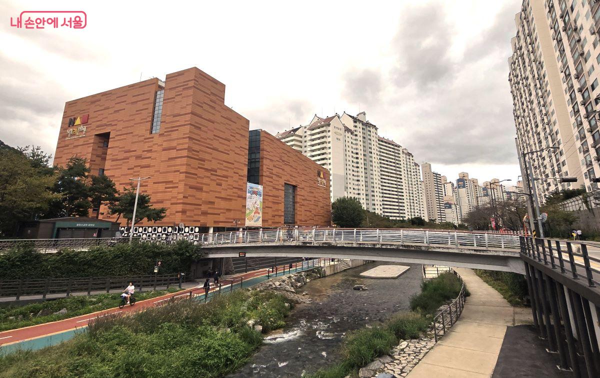 달빛축제가 시작되는 당현천 랜드마크인 수학문화관 ©김한기