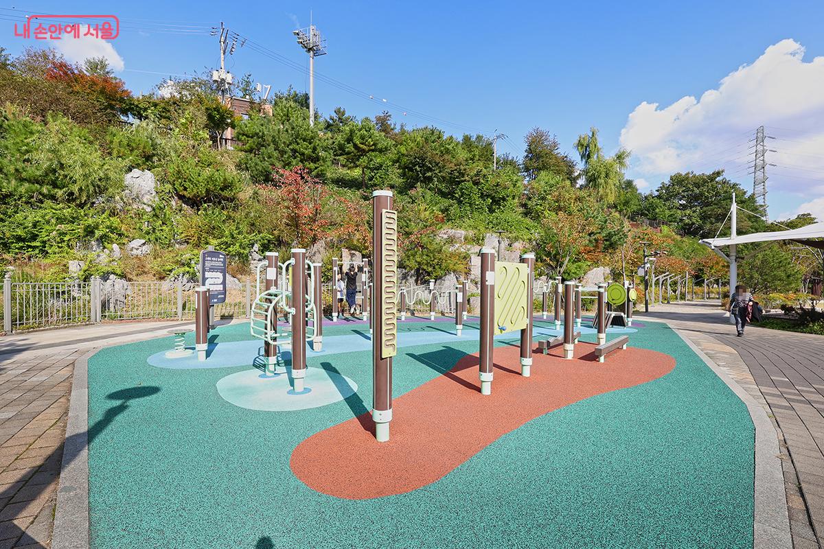 쉽게 운동할 수 있는 ‘스마트 어르신 놀이터’ ©김주연