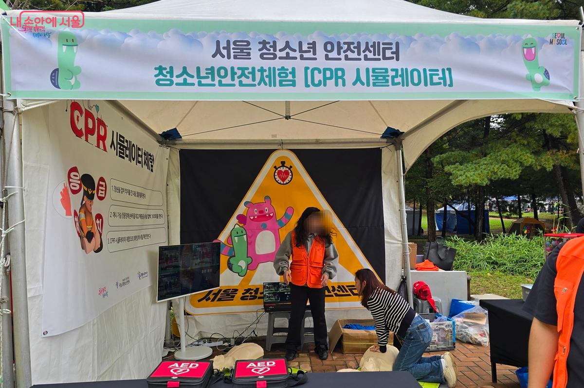 서울 청소년안전센터 ‘CPR 시뮬레이터’ 체험 모습 ©조성희