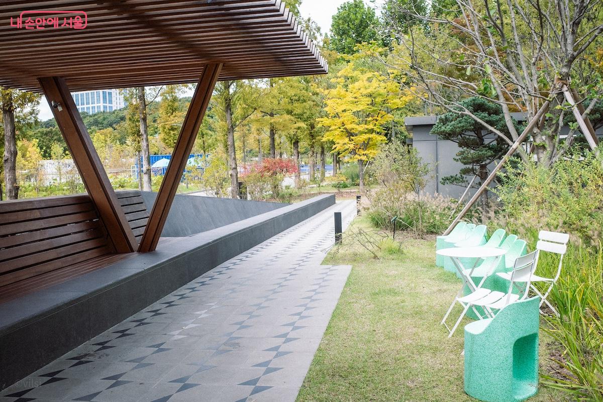  ‘정원의 온도’ 정원에서 앉아 쉬어갈 수 있는 공간이다. ©이진형