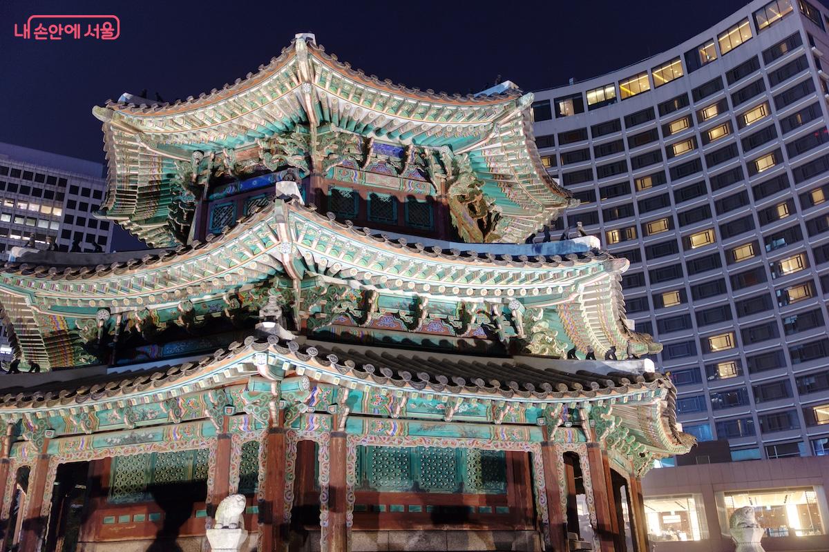 은은한 조명 빛을 발하는 황궁우 ©임중빈