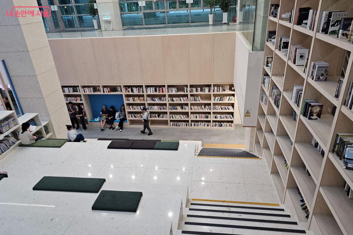 누구나 이용 가능한 동작구청사 개방형 도서관 ©홍혜수