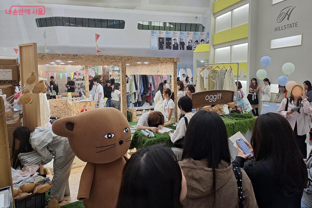 '오끼뜨(oggitt)'는 창의적인 작업을 통해 지속가능한 행복을 전하는 패브릭 디자인 브랜드다. ©이혜숙