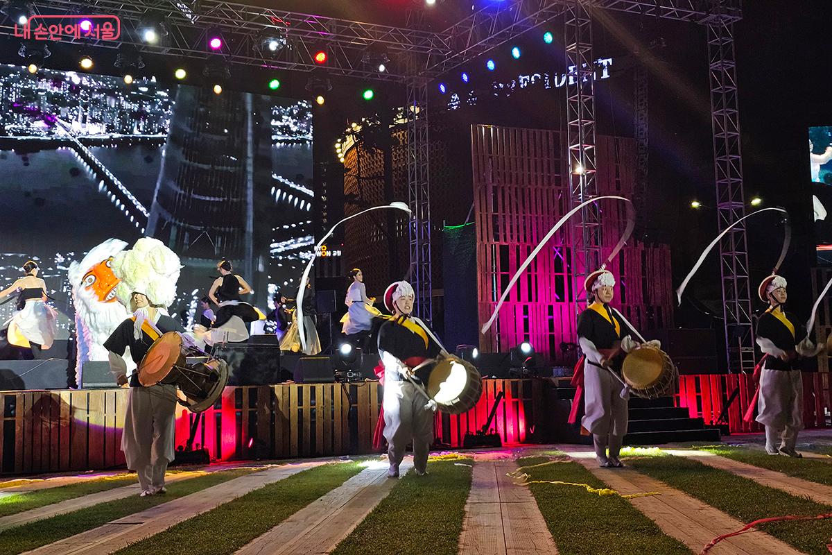 전통과 현대가 어우러진 무대, 서울의 밤이 흥으로 물든다. ©이혜숙